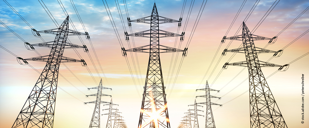 Strommasten im Sonnenaufgang. Strommasten im Sonnenaufgang.