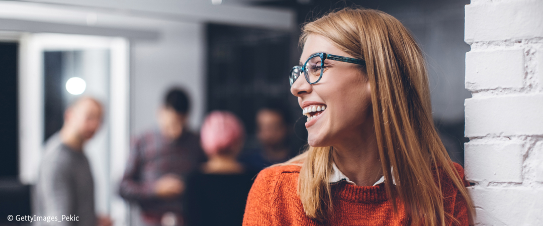 Eine Frau lacht in einem Büro. Eine Frau lacht in einem Büro.