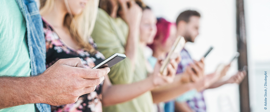 Menschen mit Smartphones. Menschen mit Smartphones.