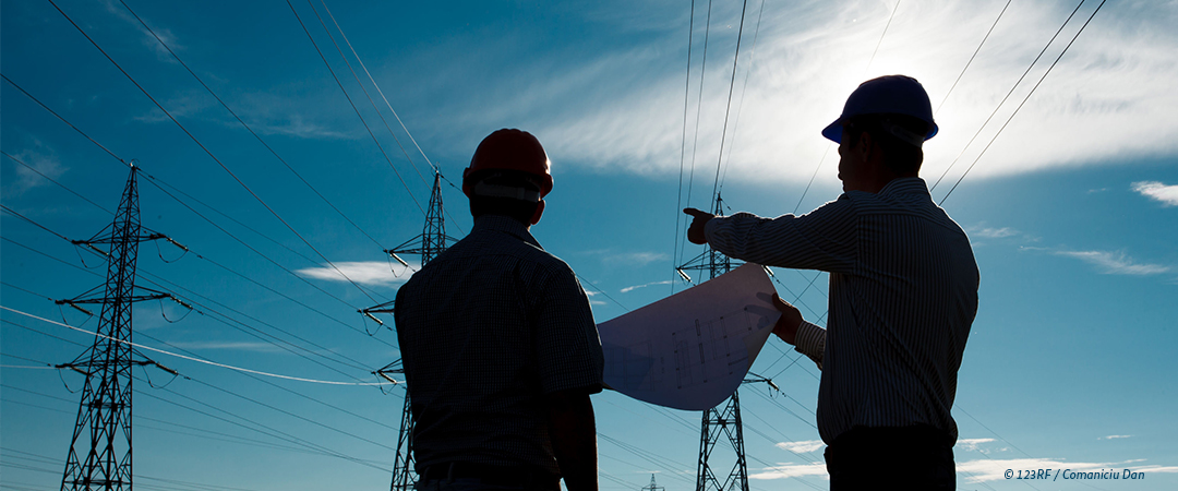 Zwei Männer vor einer Stromtrasse. Zwei Männer vor einer Stromtrasse.