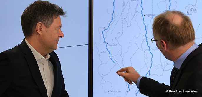 Habeck lässt sich von Jochen Homann, Präsident der Behörde, über den Stand des Stromnetzausbaus informieren.