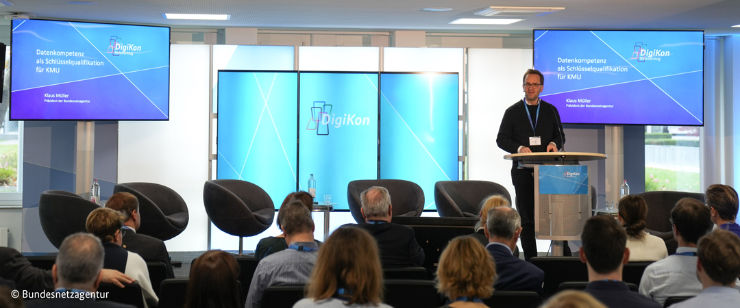 Klaus Müller, Präsident der Bundesnetzagentur, bei seiner Eröffnungsrede auf der DigiKon. Klaus Müller, Präsident der Bundesnetzagentur, bei seiner Eröffnungsrede auf der DigiKon.