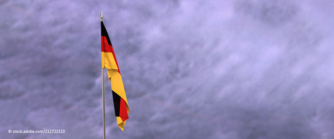 Deutschlandfahne vor bewölktem Himmel Deutschlandfahne vor bewölktem Himmel