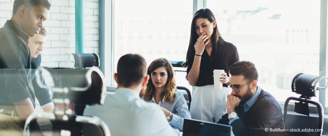 Vier Männer und zwei Frauen planen etwas in einem Büro. Vier Männer und zwei Frauen planen etwas in einem Büro.