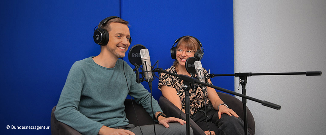 Die zwei Hosts der "Akte Tulpenfeld" bei der Aufnahme im Studio. Die zwei Hosts der "Akte Tulpenfeld" bei der Aufnahme im Studio.
