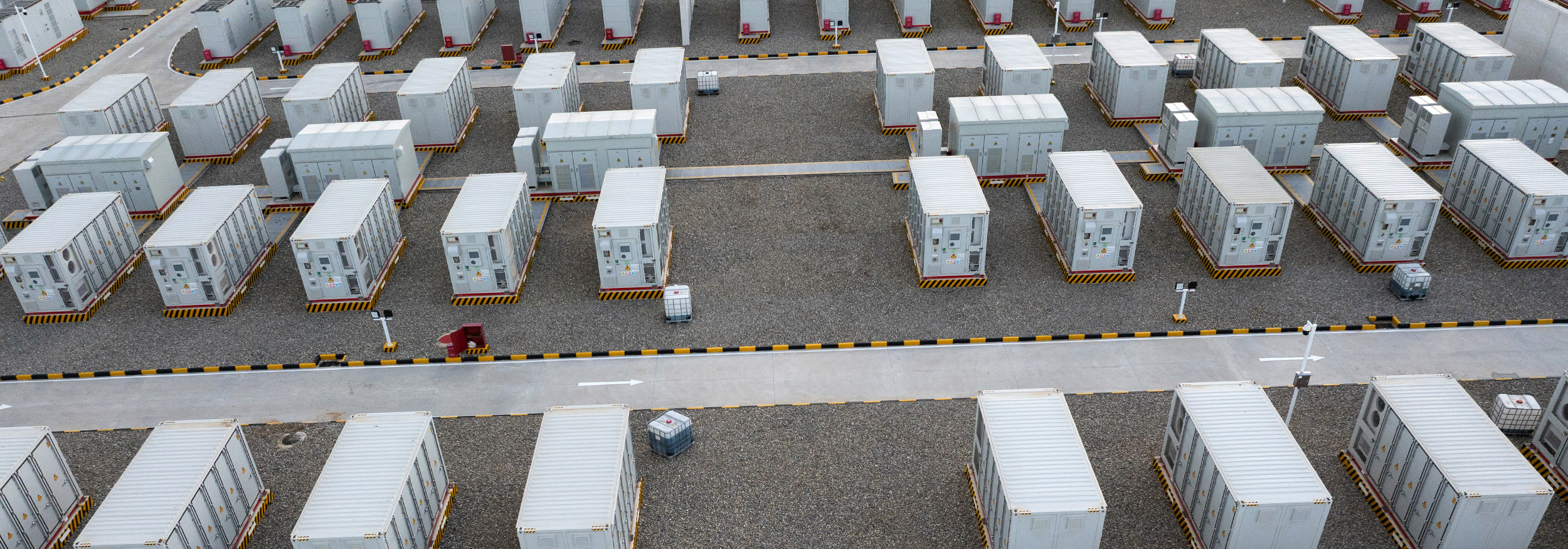 Batteriesspeicher auf einem Gelände im Freien Batteriesspeicher auf einem Gelände im Freien