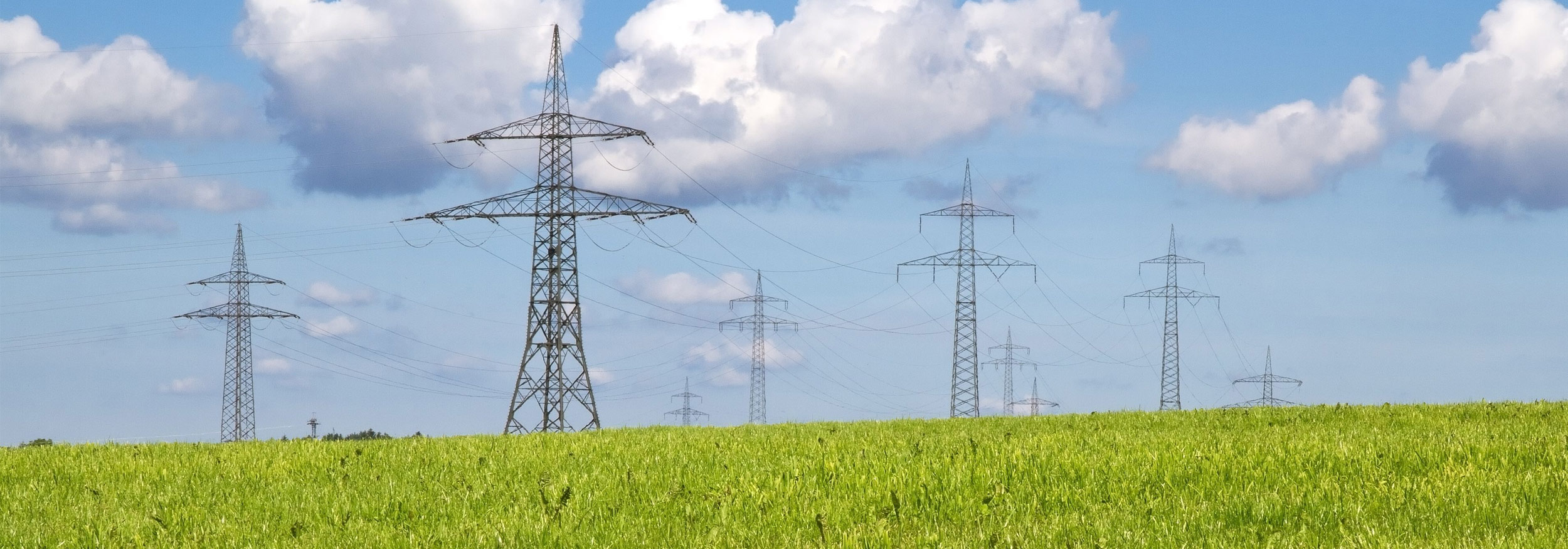 Stromtrasse auf einem großen Feld  Stromtrasse auf einem großen Feld