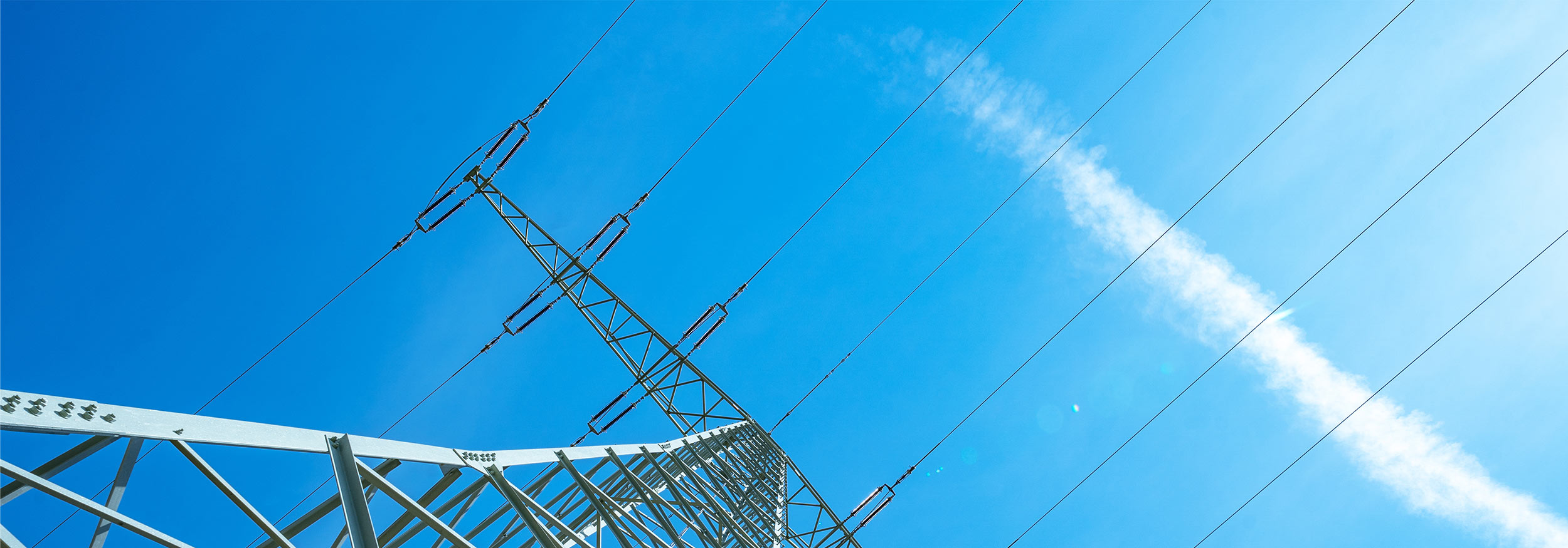 Strommast mit Stromleitungen Strommast mit Stromleitungen