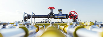 Mehrere Gasleitungen mit einigen roten Ventilen Mehrere Gasleitungen mit einigen roten Ventilen