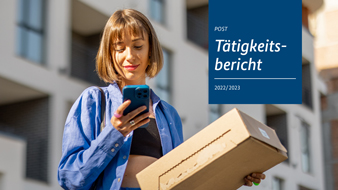 Frau schaut aufs Smartphone und hat ein Paket in der Hand